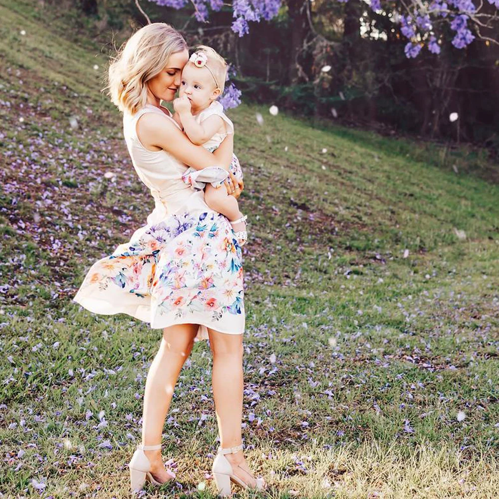 Новинка 2019 года мама и я Семейные комплекты платье для мамы и дочки цветочный праздник короткое платье миди Лоскутное Летние платья без