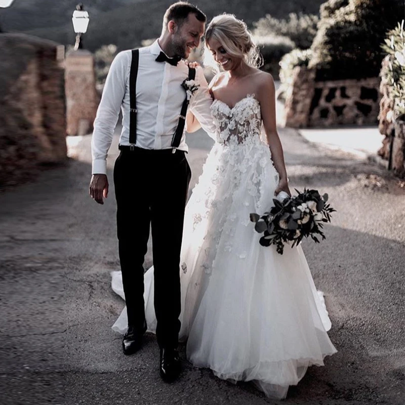 

Boho Wedding Dress 2019 Appliqued With 3D Flowers Tiered Tulle Skirt A-Line Sexy Backless Beach Bride Dress White Wedding Gowns