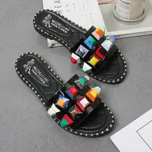 Женские тапочки с заклепками Модные слипоны Пляжные шлепанцы