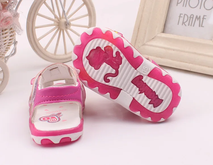 Возрастом 1 год; рисунок «hello kitty» для маленьких девочек сандалии светодиодный свет на шнуровке модные туфли принцессы летние дышащие детские кроссовки, первые шаги