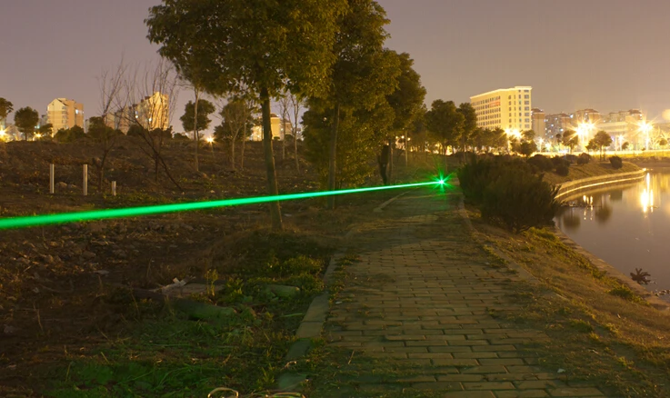 Queima de Fósforo Cigarros + Carregador + Presente Poderoso Lazer Militar 500 w 532nm Ponteiro Laser Verde Sos Lanterna Foco Queimar 500000 m 25 532nm ponteiro laser verde sos lanterna foco