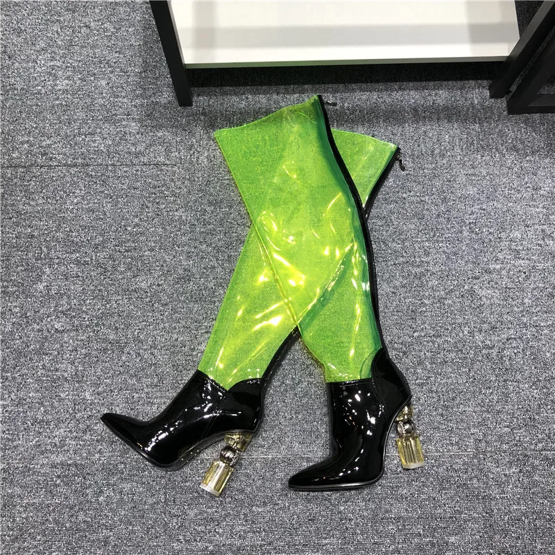 Цвет ПВХ острый носок металлические прозрачные босоножки на высоком каблуке сапоги выше колена Для женщин Обувь для подиума странный стиль каблука Сапоги до бедра