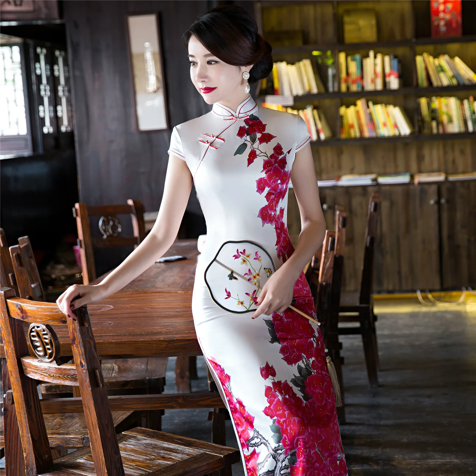 Бесплатная доставка долго Cheongsam цветочный платье Чонсам Китайская традиционная Костюмы Oriental Платья для женщин Qipao 2 вида цветов