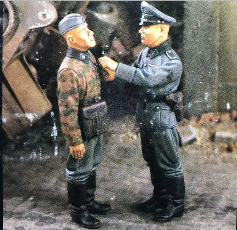 1/35 Scale German Honors 2 People Miniatures World War II Unpainted