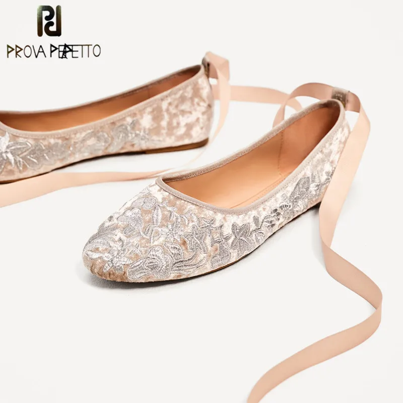 

Prova Perfetto New Flat Ladies Shoes Embroider Ballet Dance Shoes With Silk Ribbons Flat Shoes Woman High Quality Wedding Shoes