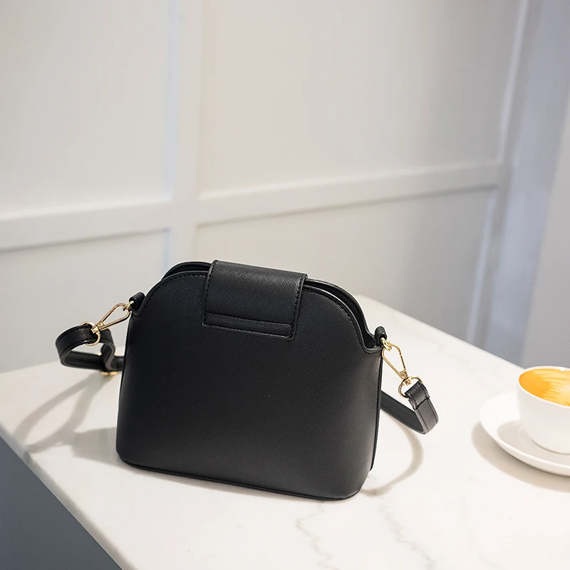 YBYT العلامة التجارية 2018 جديد أزياء الكتف رسول crossbody أكياس بو الجلود المرأة حزام حقيبة مهرج الترفيه قفل قذيفة حقيبة