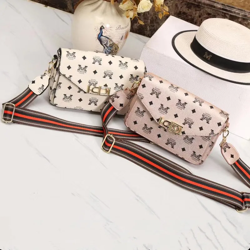 

2019 New Old Flower Package Posting Poor Lock Clamp Flower Single Shoulder Package PVC Retro Oblique Spin Bag Fashion