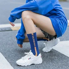 Для женщин трикотажные носки Повседневное письмо с принтом "Конфеты" Цвет Гольфы личность Спортивная носки хипстер женские тонкие