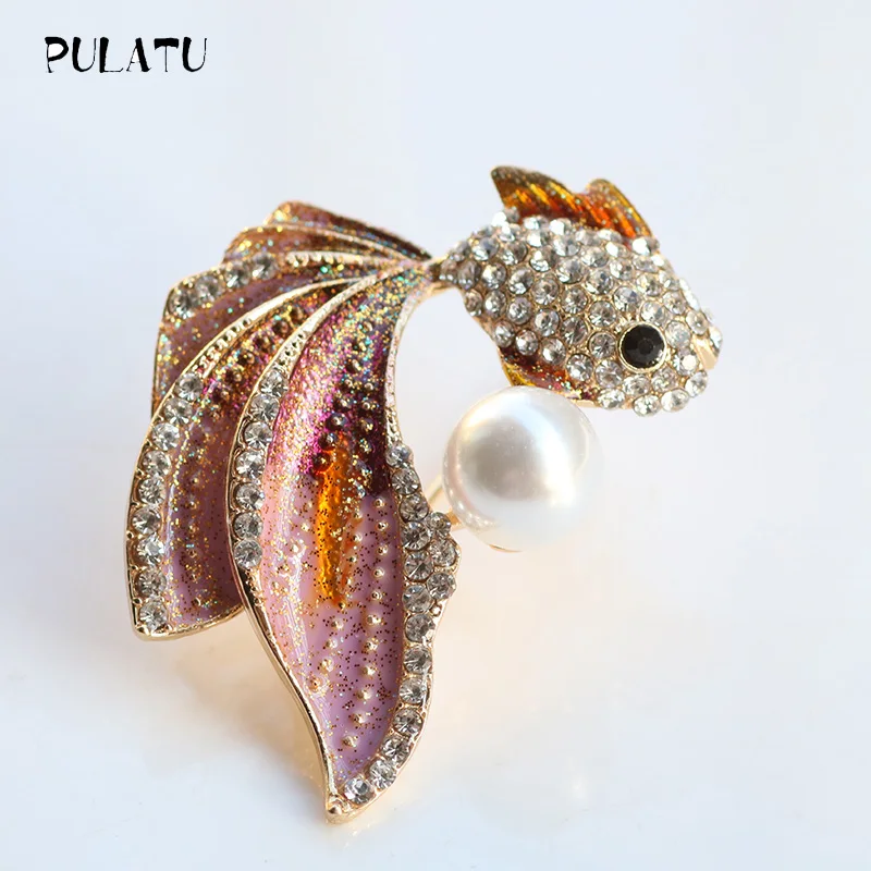 

Pulatu New Arrival Goldfish Women Brooches Pins Mosaic Austrian Rhinestone Fish Brooch Simulation-Pearl Shining Jewelry Brooch