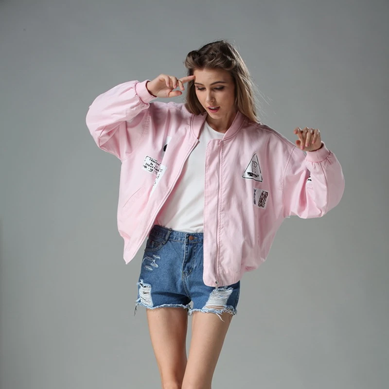Куртка и шорты. Бомбер 2022 оверсайз. Ветровки для девушек модные. Розовый бомбер. Ветровка с шортами.