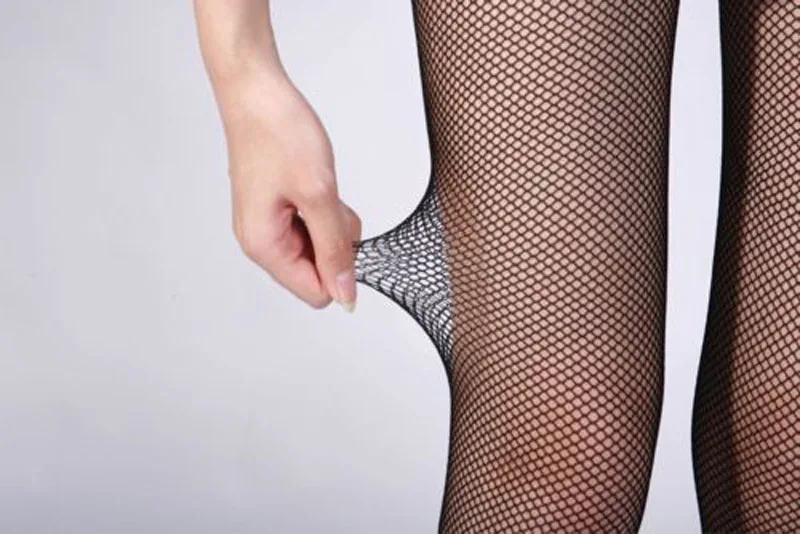 женские ножки в колготках в сеточку. женские ножки в колготках. колготки женские. колготки conte rette medium. ступни в сетчатых колготках.