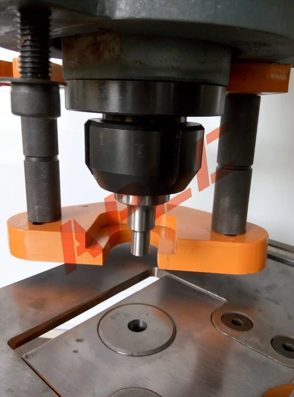 

APEC Ironworker Machine Quick Change Up holder and Bottom holder Ironworker Tooling