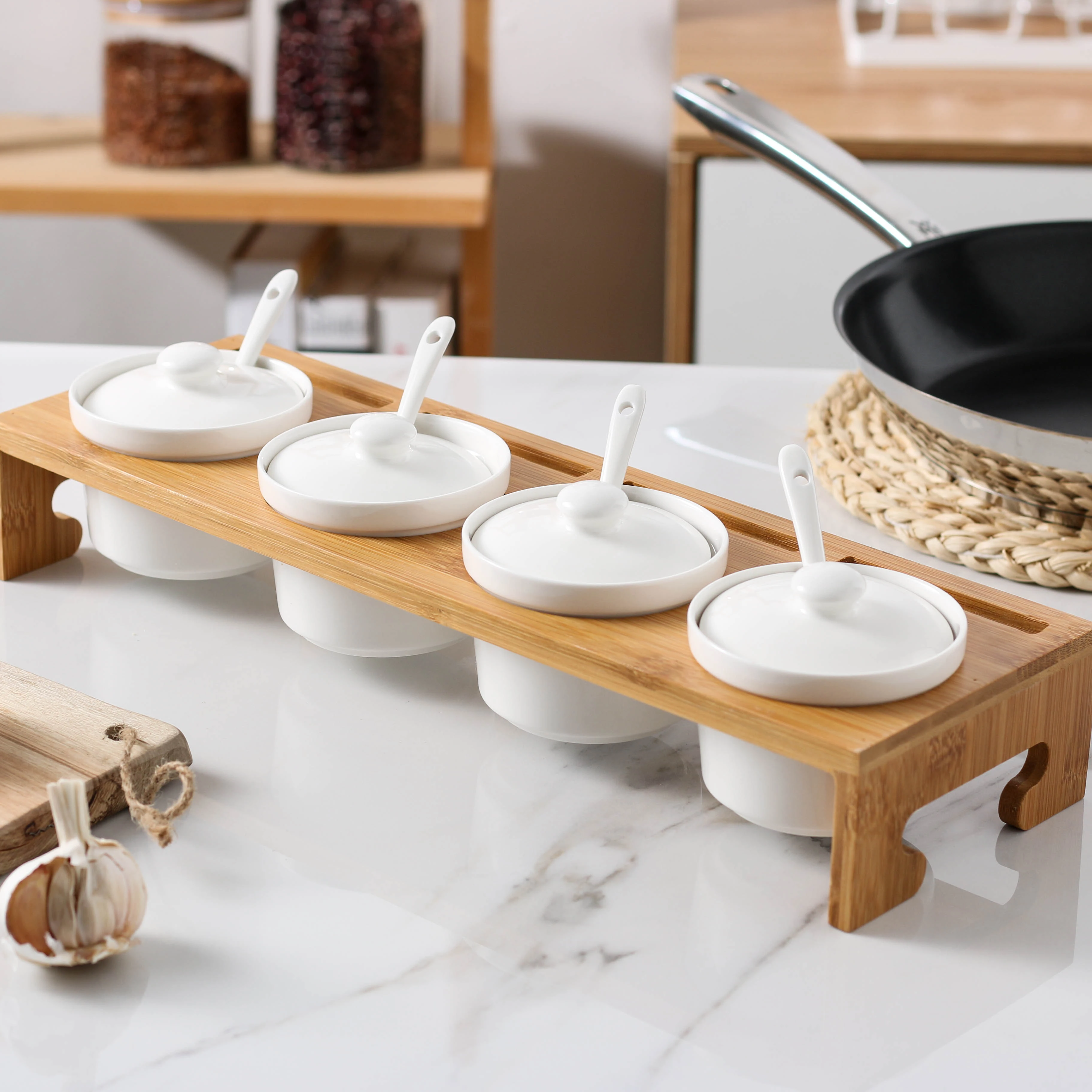 

A Set Of Ceramic Storage Jar With Lid With Spoon For Spices Tank Container Tableware Kitchen for Sauce Sugar Salt Vinegar