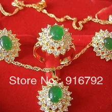 Красивое ожерелье из зеленого камня. серьги с кольцом