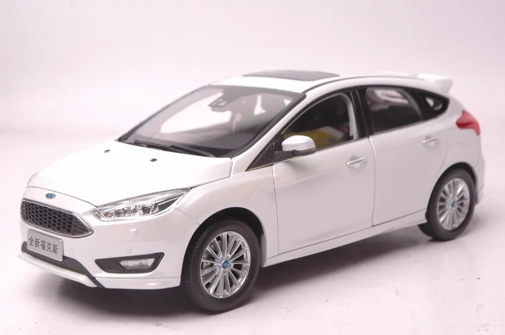 1:18 литая модель для Ford Focus белый хэтчбек редкий сплав игрушечный автомобиль миниатюрная Коллекция подарков Фристайл