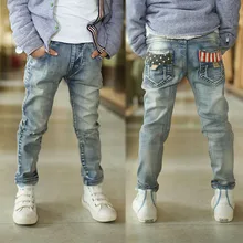 Модные детские джинсы с светильник светлоокрашенной мягкой ткани, новые весенние джинсы для маленьких мальчиков для 110 120 130 140 150 высота B130