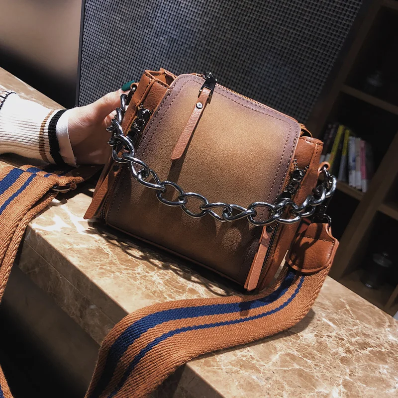 على شكل فرك جلد تصميم Crossbody حقيبة 2018 جديد جودة عالية النساء حقيبة سلسلة شريط واسعة حزام حقيبة كتف رفرف دلو حقيبة