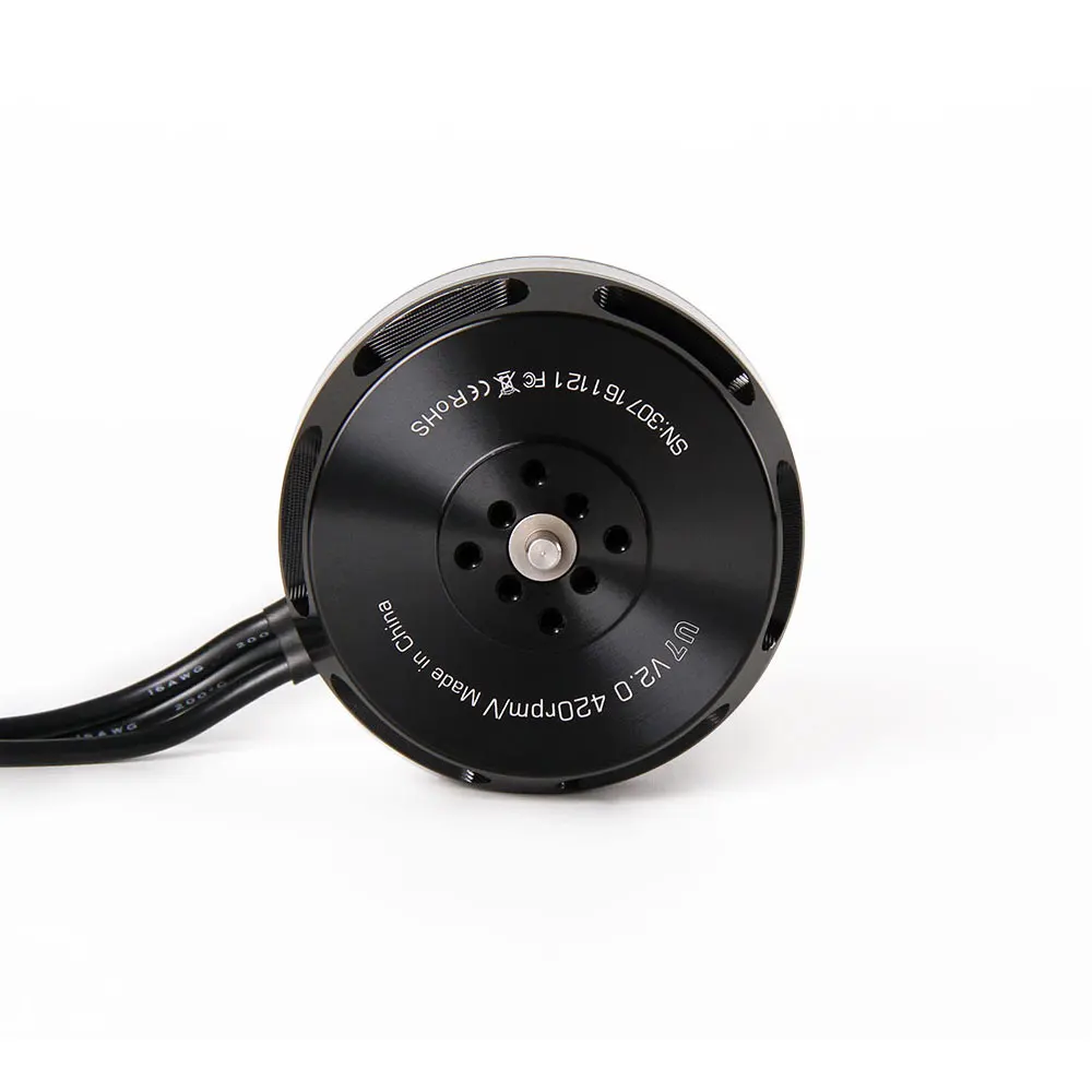 Moteur KV280 brushless pour drone FPV Racing, fixé sur un bras de drone, avec hélices en arrière-plan.