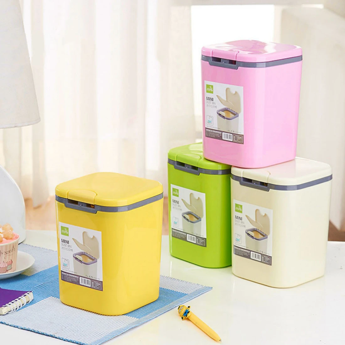 

2L Fashion Household Trash Can Desktop Plastic Garbage Bin with Automatic Cover - Color Random