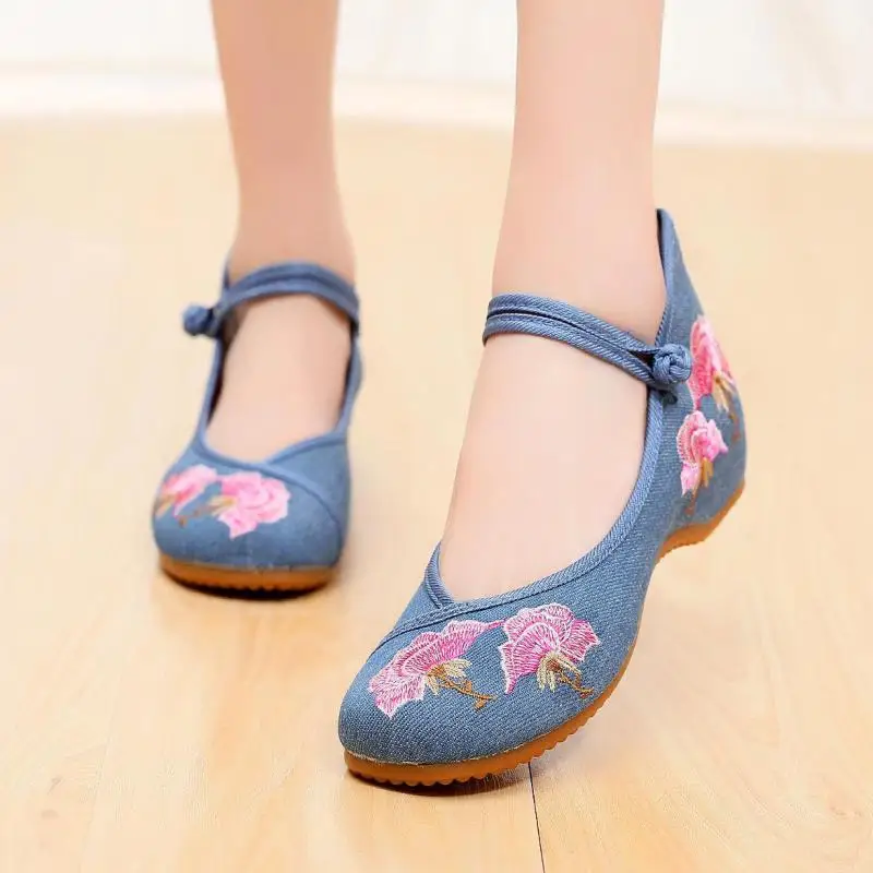 

Old Beijing Cloth Shoes Embroidered Women's Chinese Canvas Flowers Flats Shoes