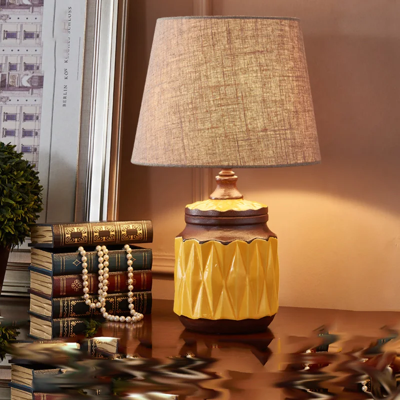 

Red Yellow Retro Chinese Style Ceramic Table Lamp Traditional Design Hand-Painting Ceramic Table Lamp Decoration Table Lamp E27