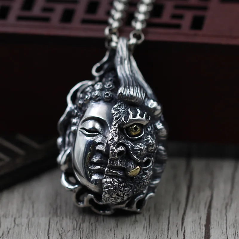 

Ip2252 A Silver Medallion Between A Pendant And A Thunderbolt Peculiar Handicrafts