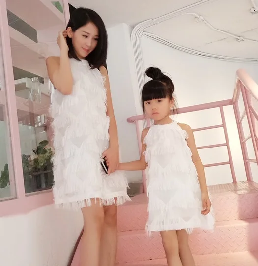Платье с бахромой для мамы и дочки; одинаковые комплекты для семьи; одежда для мамы и дочки; платья выше колена для мамы и дочки