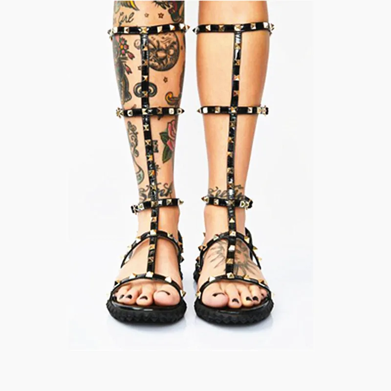 Черные босоножки; пикантные вечерние босоножки до колена на высоком каблуке с вырезами и заклепками в стиле панк; сандалии-гладиаторы на каблуке; женские летние сандалии с высоким голенищем