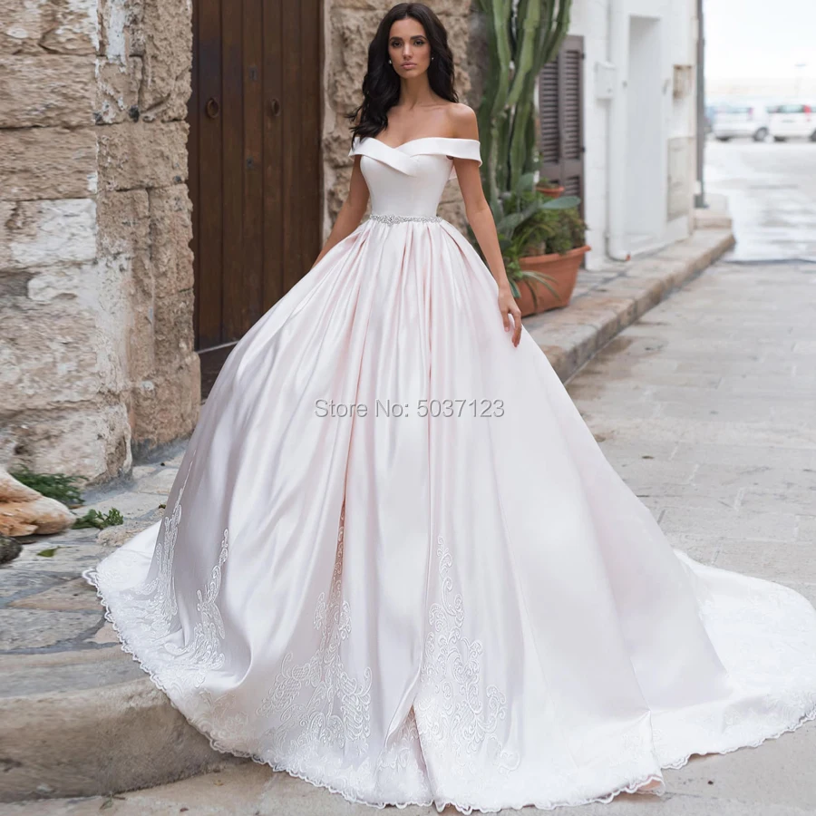 Satijn Trouwjurken Uit de Schouder Kant Applicaties Bridal Wedding Gown Button Baljurk Vestido De Noiva Robe De Mariee Satijn Trouwjurken Uit de Schouder Kant Applicaties Bridal Wedding Gown Button Baljurk Vestido De Noiva Robe De Mariee