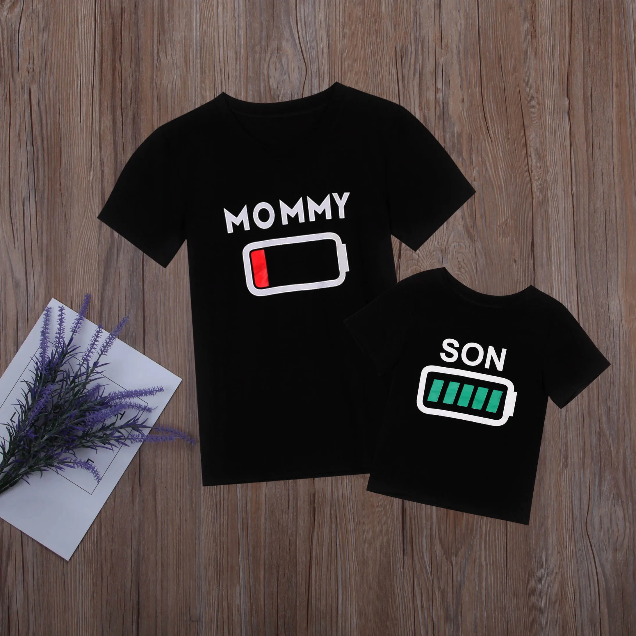 Одинаковые футболки для маленьких мальчиков и женщин; Футболка с принтом батареи; повседневная одежда; одежда для мамы и сына; футболки с принтом