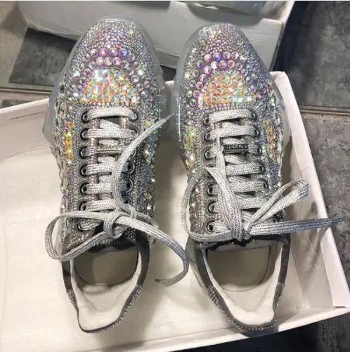 Новые кроссовки на платформе с украшениями в виде кристаллов Стразы Женская повседневная обувь на не сужающемся книзу массивном прозрачном каблуке теннисные Feminino стильная обувь