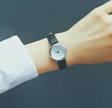 Новые модные стильные женские винтажные часы с кожаным ремешком, женские наручные часы с маленьким циферблатом, 4 цвета, черный, коричневый - Цвет: Black White