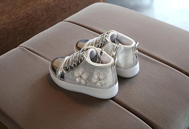 Светодиодный свет детские ботинки для девочек модные цветы принцесса обувь мягкая подошва ботинки для малыша кроссовки для младенцев