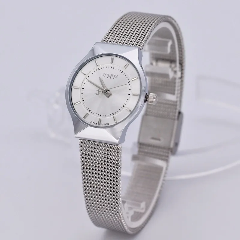 õhuke hõbedane naiste käekell metallist rihmaga