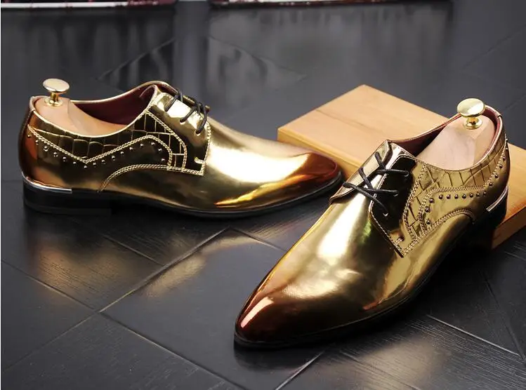 Новинка в винтажном стиле; цвет золотистый, белый, красный, с острым носком, на плоской подошве обувь мужской для свадьбы или выпускного бала выпускников Бизнес туфли-оксфорды мужская обувь