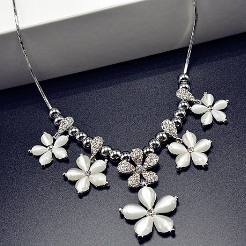 

Women Opal Crystal Flower Necklace Fashion Office Ladies Shining Crystals Multi Floral Choker Necklace Classic Pendants Necklace