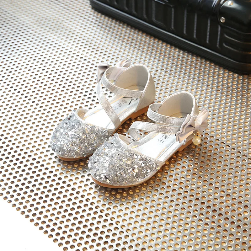 Красивая детская повседневная обувь; кожаная обувь принцессы для девочек; обувь для вечеринок на плоской подошве; модные детские сандалии с блестками и бантом и жемчугом для девочек