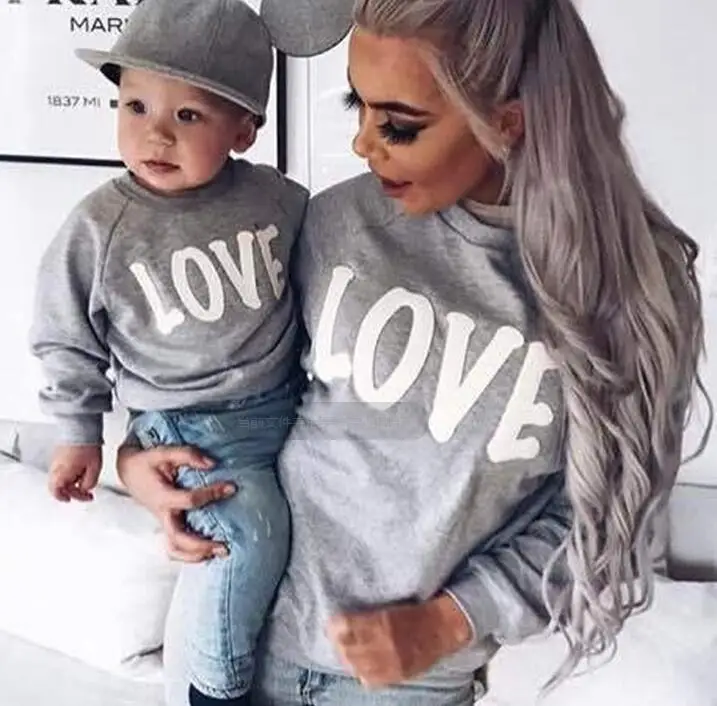 Семейная одежда для мамы и дочки футболка с длинными рукавами футболка с надписью про любовь Семья подходящая друг к другу одежда мамы и ребенка; одежда для отдыха; повседневные футболки - Цвет: gray