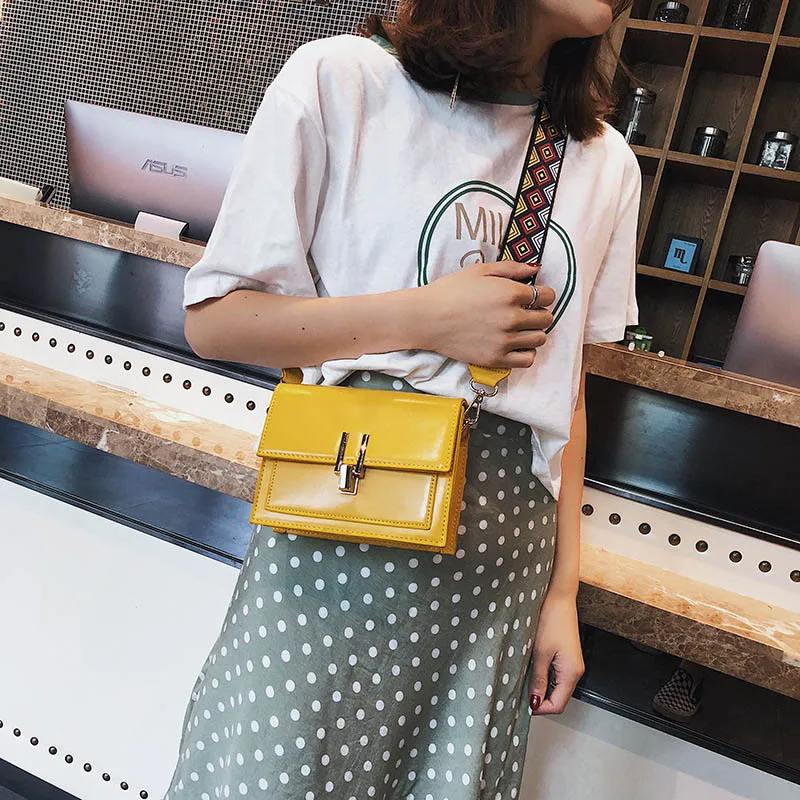 New Women Fashion Width Shoulder Bags INS Popular Female Exquisite Solid Handbag Mini Flap Lady Travel Chains Crossbody SS3474 (7)