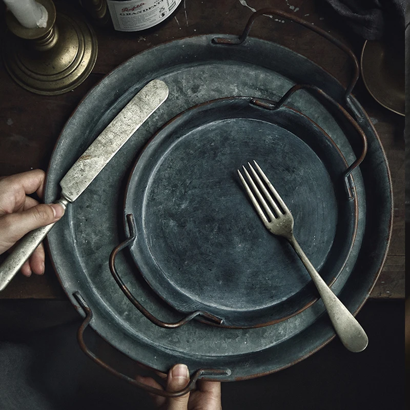 Европейская металлическая тарелка с ручками ручной работы, Круглый кованый винтажный поднос для хранения хлеба, украшение дома, сада, ресторана