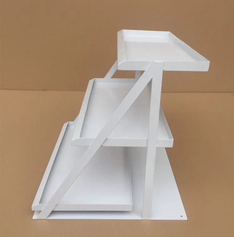 Water table three layers show. Gum shelves. Lipstick