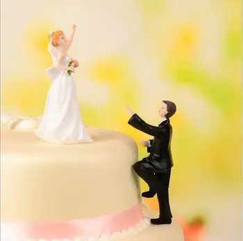 

The wedding Cake Topper European doll The bride and groom a runaway series