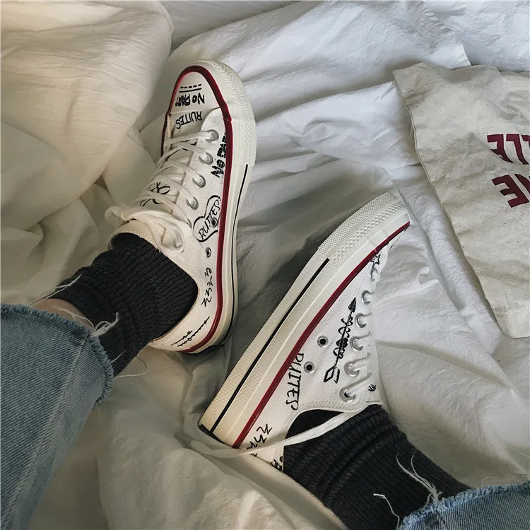 

Women Shoes Retro Fashion White Graffiti Lace Up Canvas Shoes Women Sneakers Summer Light Breathable Vulcanized Shoes Casual