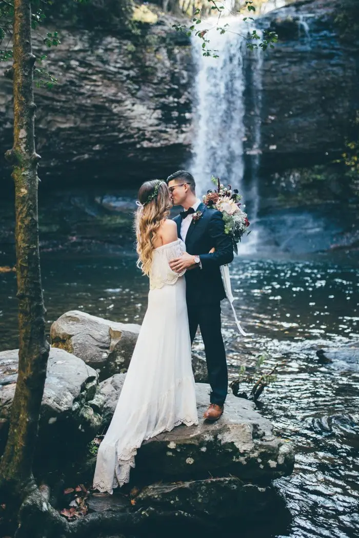 this-oakleaf-cottage-wedding-perfectly-nails-free-spirited-sophistication-amber-phinisee-36-700x1050