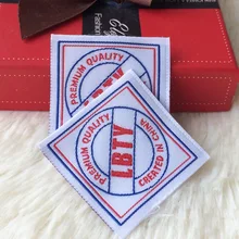 1000 шт./лот на заказ одежда этикетки, индивидуальные тканый ярлык с логотипом, аксессуары для одежды, фирменное наименование этикетки для одежды