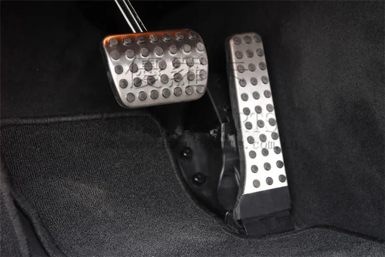 brake-accelerator-pedal-car-automatic-transmission-79330333