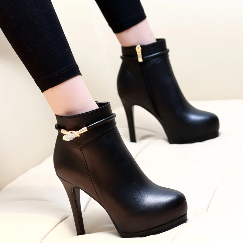 

2018 winter fashion women's boots metal buckle fashion versatile plus velvet high heel stiletto Martin boots.