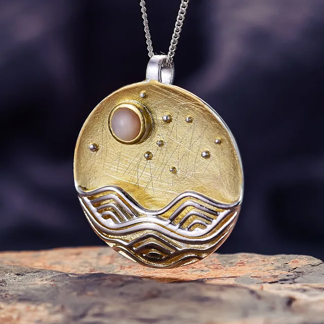 Pendentif Lune sur les Vagues (fond doré)