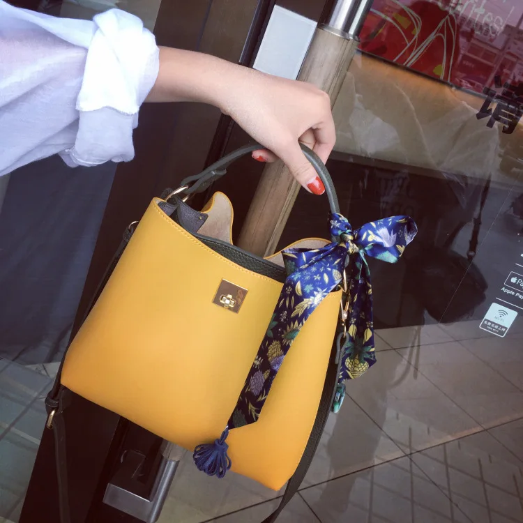 Белая желтая сумка-мешок с шарфом, Новая корейская модная Универсальная женская сумка из искусственной кожи, сумки через плечо