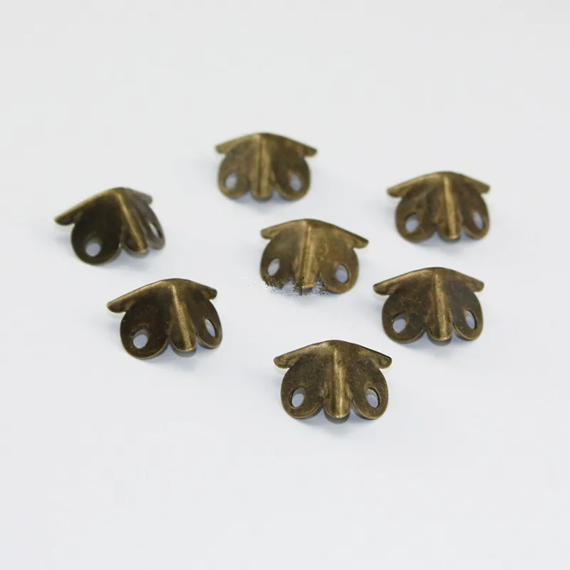 Vintage-Mini-Luggage-Case-Box-Corner-Brackets-Corner-For-Furniture-Decoration-Triangular-Iron-Cover-Holes-Bronze (5)